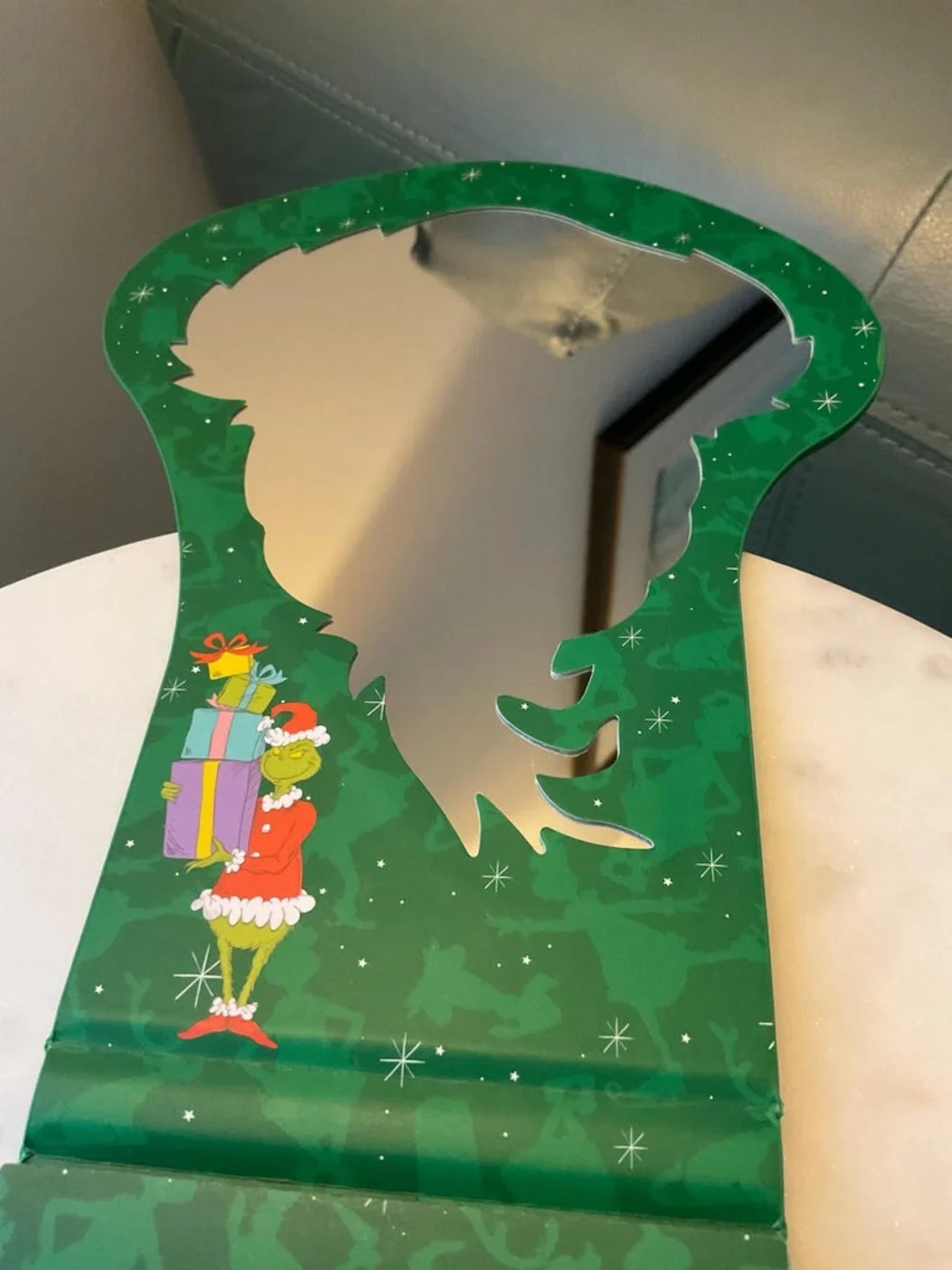 Revolution x The Grinch 17 colors Eye Shadow Palette - Green with Red Text new
